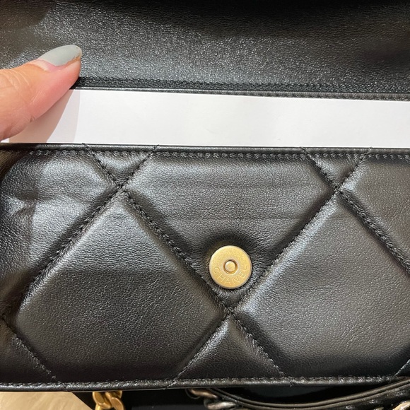 Chanel 19 wallet on chain - Picture 6 of 11